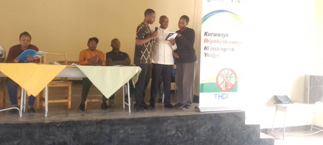 DrMbonimana's tweet photo. Aha ni #ESTB #Busogo @MusanzeDistrict muri gahunda iyobowe na @RBCRwanda yo kurwanya ibiyobyabwenge. Nifashishije igitabo #ImbaragaZUbushishozi, Doyen na Doyenne basomeye abanyeshuri #Inama10 zigenewe urubyiruko ngo birinde #Ibisindisha kuko #IbiyobyabwengeBirica #InzogaSizAbato https://t.co/Lt8jpkjy5g