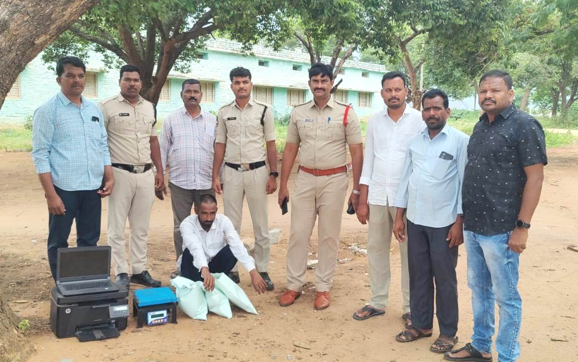 వికారాబాద్ జిల్లాలోని తాండూరు పట్టణంలో గంజాయి విక్రయిస్తున్న ఒక వ్యక్తిని జిల్లా టాస్క్ ఫోర్స్ పోలీసులు చాకచక్యంగా  పట్టుకొని అతని నుండి 1.5 కిలోల గంజాయిని స్వాధీనం చేసుకొని, అతనిపైన తాండూర్ పి‌.ఎస్ లో NDPS యాక్ట్ క్రింద కేసు నమోదు చేయడం జరిగింది. <a href="/TelanganaDGP/">DGP TELANGANA POLICE</a> <a href="/TelanganaCOPs/">Telangana Police</a>