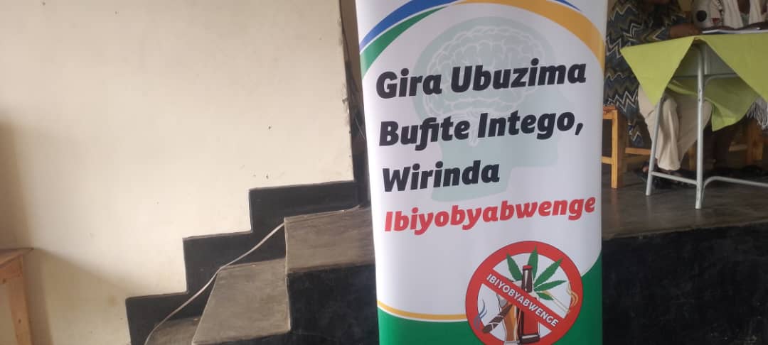 DrMbonimana's tweet photo. Aha ni #ESTB #Busogo @MusanzeDistrict muri gahunda iyobowe na @RBCRwanda yo kurwanya ibiyobyabwenge. Nifashishije igitabo #ImbaragaZUbushishozi, Doyen na Doyenne basomeye abanyeshuri #Inama10 zigenewe urubyiruko ngo birinde #Ibisindisha kuko #IbiyobyabwengeBirica #InzogaSizAbato https://t.co/Lt8jpkjy5g
