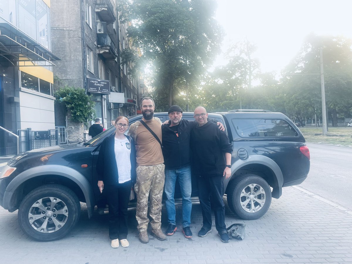 yermolenko_v's tweet image. our next car for the Ukrainian army (we bought dozens of them) purchased in donations from people. We haded over this car to a unit of our philosopher friend Oleksandr in Dnipro. Russia attacked Dnipro on the next day (one hour after we left) killing at least 20 and wounding…
