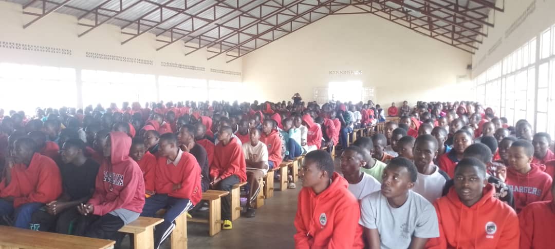 DrMbonimana's tweet photo. Aha ni #ESTB #Busogo @MusanzeDistrict muri gahunda iyobowe na @RBCRwanda yo kurwanya ibiyobyabwenge. Nifashishije igitabo #ImbaragaZUbushishozi, Doyen na Doyenne basomeye abanyeshuri #Inama10 zigenewe urubyiruko ngo birinde #Ibisindisha kuko #IbiyobyabwengeBirica #InzogaSizAbato https://t.co/Lt8jpkjy5g
