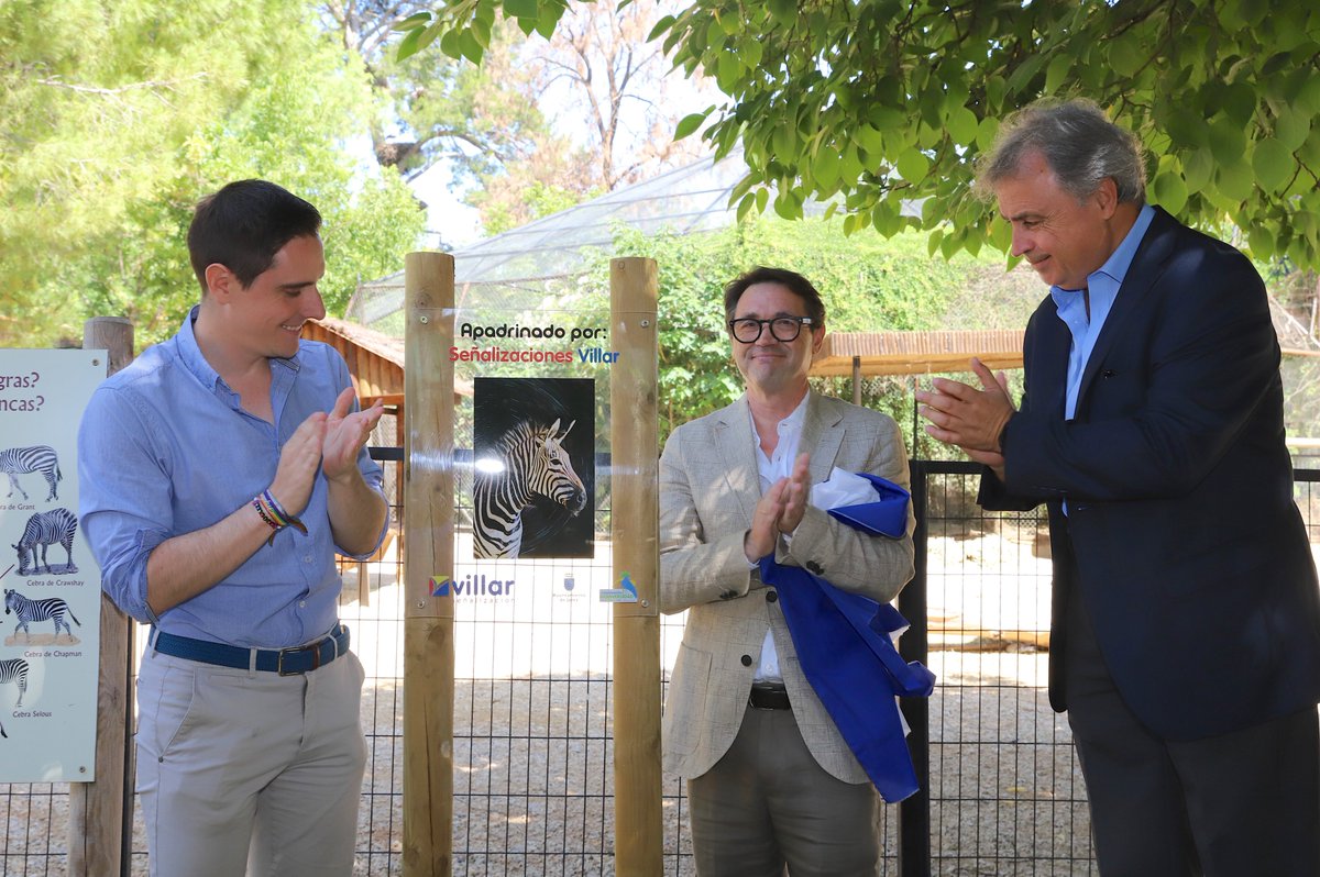 Ayuntamiento de Jerez (@ciudadjerez) on Twitter photo 🦓 En el <a href="/ZooJerez/">Centro de Conservación Zoobotánico Jerez</a> estamos de enhorabuena ▶️contamos con un nuevo padrino, esta vez para nuestras cebras
🗨️<a href="/JaimeEspinar/">Jaime Espinar</a> explica que "gracias a Señalizaciones Villar hemos podido completar la remodelación de su instalación que cuenta con nuevo cerramiento, comedero y pérgola" 🦓 En el <a href="/ZooJerez/">Centro de Conservación Zoobotánico Jerez</a> estamos de enhorabuena ▶️contamos con un nuevo padrino, esta vez para nuestras cebras
🗨️<a href="/JaimeEspinar/">Jaime Espinar</a> explica que "gracias a Señalizaciones Villar hemos podido completar la remodelación de su instalación que cuenta con nuevo cerramiento, comedero y pérgola"
