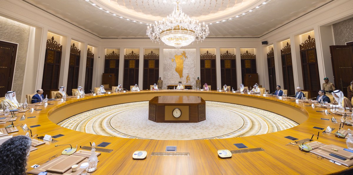 حضرة صاحب الجلالة الملك #حمد_بن_عيسى آل خليفة ملك البلاد المعظم يترأس جلسة مجلس الوزراء بحضور صاحب السمو الملكي الأمير #سلمان_بن_حمد آل خليفة ولي العهد رئيس مجلس الوزراء #البحرين #فريق_البحرين