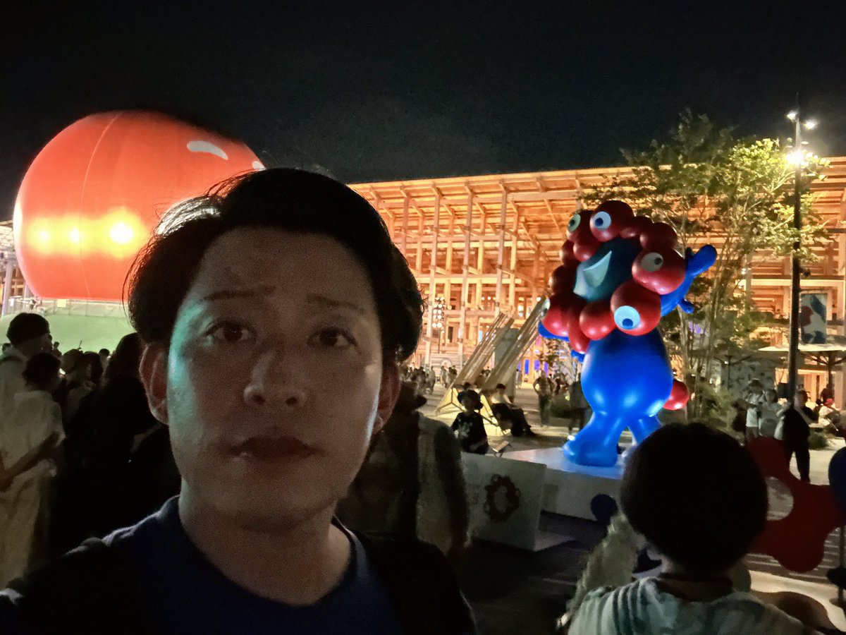 夜のミャクミャクも大人気

全く近寄れません