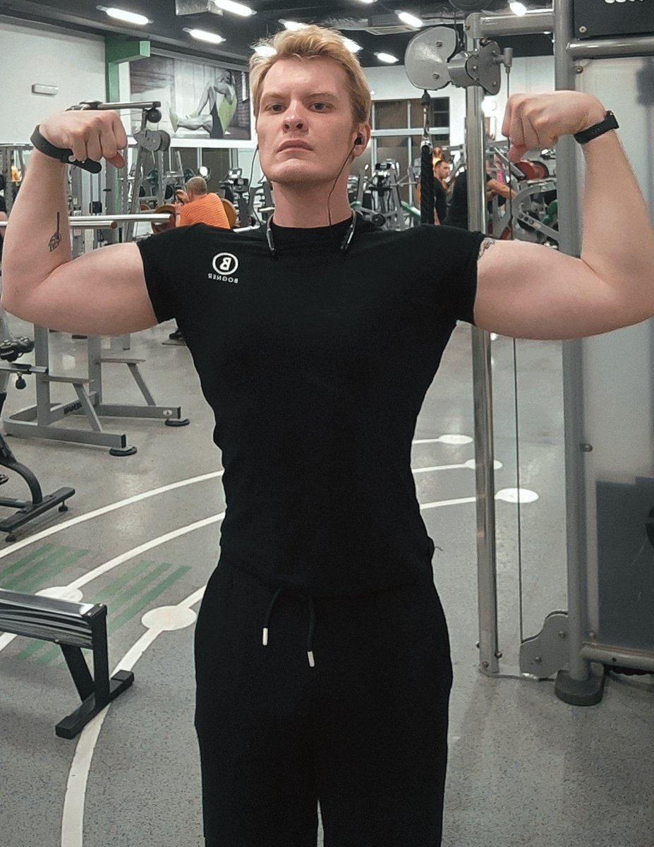 Нужно было сделать максимум аесетхикс снимков в хорошем зале, пока не истёк абонемент! 
дальше снова полуподвальчик :")