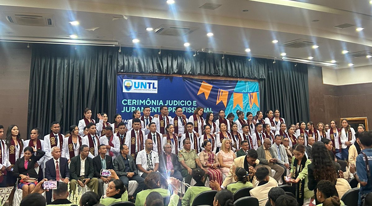 En nombre de los nuevos galenos y en la voz de la mejor estudiante de su graduación, llegó un emotivo mensaje de agradecimiento a los colaboradores cubanos que contribuyeron a la formación integral de los jóvenes timorenses que hoy ven sus sueños hechos realidad🇨🇺🇹🇱 #CubaCoopera