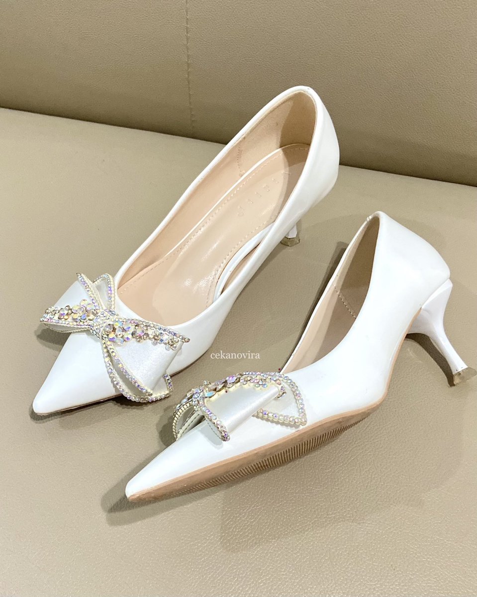everyone please look at my PRETTY HEELS 🤍✨

cocok untuk acara formal, kondangan dan juga sehari-hari 
yang paling penting ini ada ukuran paling kecil 35 🥹🥹