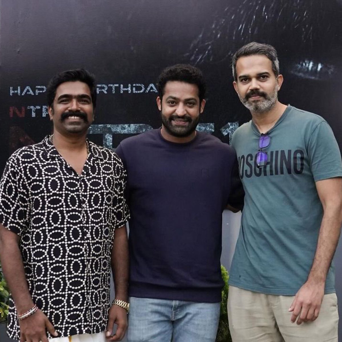 ScreenTimeGuru's tweet photo. Mass Ka Baap x Goosebumps BGM x Action Monster π₯
1 Year for #NTRNeel β Evaru Stop Cheyyaleru π₯
#JrNTR π¦ x #PrashanthNeel π¬ x #RaviBasrur πΆ = DHAMKI Loading π
#TeluguFilmNagar #NTRFans #MassExplosion https://t.co/kVq7qQimVs