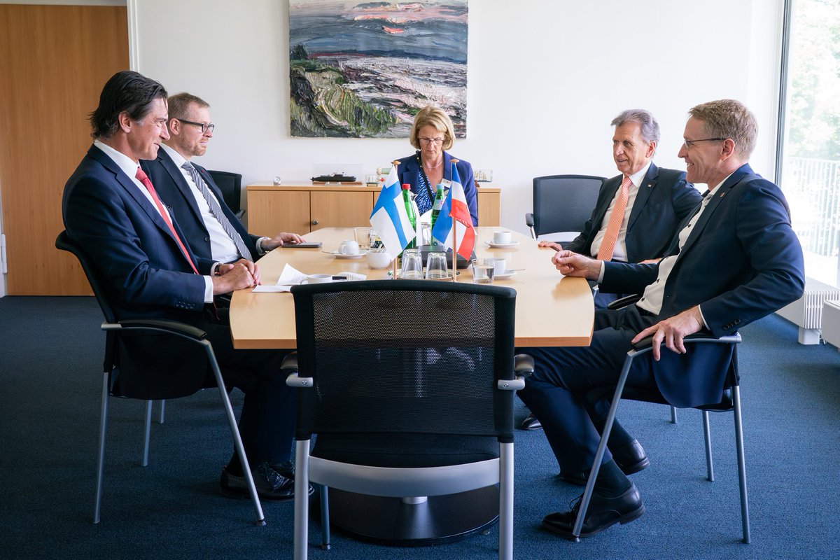 FinBotschaftDe's tweet image. Im Rahmen der diesjährigen #KielerWoche besuchte Botschafter @sauerka Kiel und traf sich u.a. mit Daniel Günther, Ministerpräsident des Landes Schleswig-Holstein. An dem Treffen in der Staatskanzlei @Land_SH nahmen auch die Honorarkonsule Finnlands in Kiel und Lübeck teil.