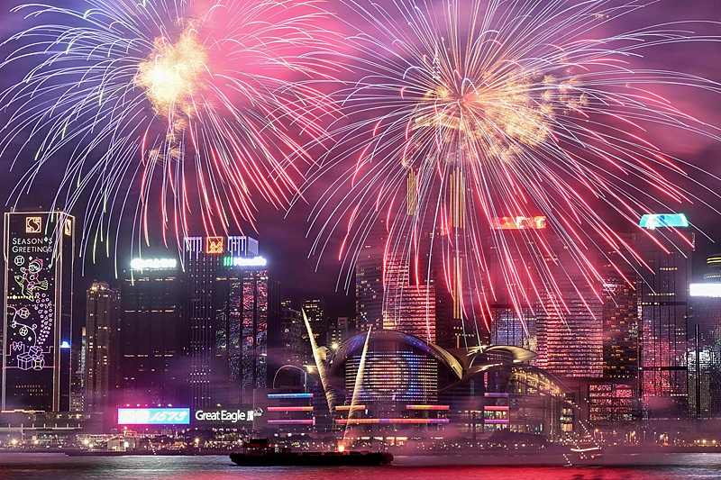 CGTNOfficial's tweet photo. Fireworks light up Victoria Harbor every New Year's Eve and National Day, drawing crowds to admire the dazzling skyline of Hong Kong – where the Pearl of the Orient truly shines. #ChinaSeen #HongKong #Fireworks #VictoriaHarbor #PearlOfTheOrient https://t.co/yWg5Fo6C4W