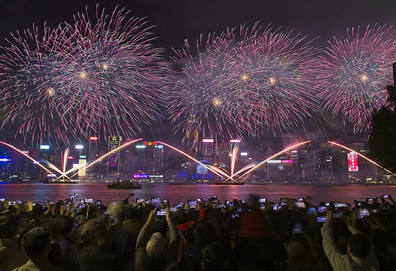 CGTNOfficial's tweet photo. Fireworks light up Victoria Harbor every New Year's Eve and National Day, drawing crowds to admire the dazzling skyline of Hong Kong – where the Pearl of the Orient truly shines. #ChinaSeen #HongKong #Fireworks #VictoriaHarbor #PearlOfTheOrient https://t.co/yWg5Fo6C4W