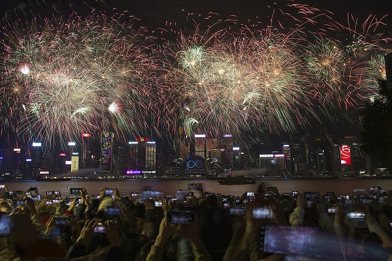 CGTNOfficial's tweet photo. Fireworks light up Victoria Harbor every New Year's Eve and National Day, drawing crowds to admire the dazzling skyline of Hong Kong – where the Pearl of the Orient truly shines. #ChinaSeen #HongKong #Fireworks #VictoriaHarbor #PearlOfTheOrient https://t.co/yWg5Fo6C4W