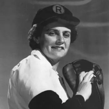 LILFBaseball's tweet image. Helen &quot;Nickie&quot; Fox, one of the best pitchers in the history of the @AAGPBL , died at the age of 101 #OTD in 2021. Pitching for the Kenosha Comets and Rockford Peaches, she held the league record for innings pitched, strikeouts and wins.