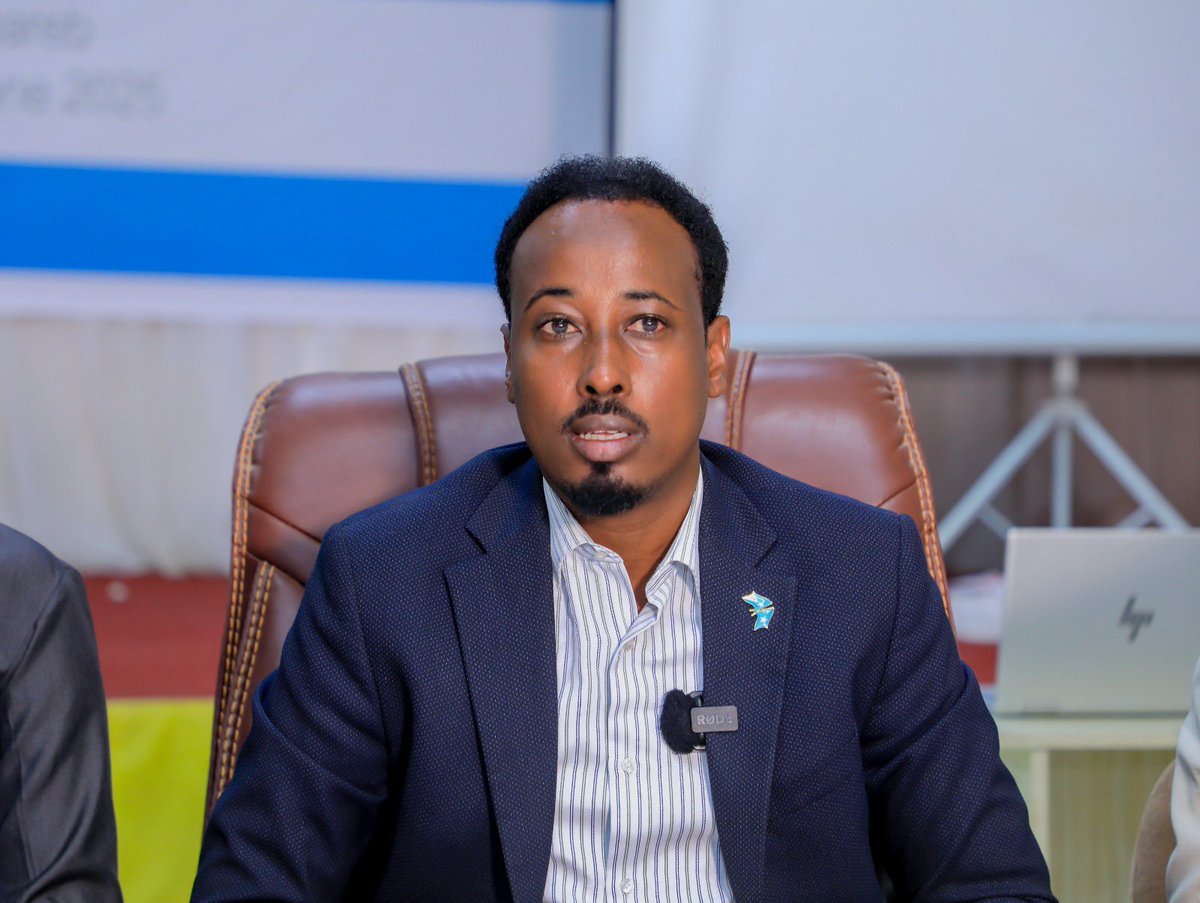 abdulahrob's tweet photo. Wasiir kuxigeenka Wasaraadda Xanaanada Xoolaha, Dhirta Galmudug Shariif Barre iyo Agaasimaha guud ee wasaraadda Dr. Saleebaan Maxamed Salaax ayaa magaalada Dhuusamareeb tababar soconaya muddo shan maalin ah  uga furay shaqaalaha wasaaradda. #ILASOCO https://t.co/H6H3IQ1q8g