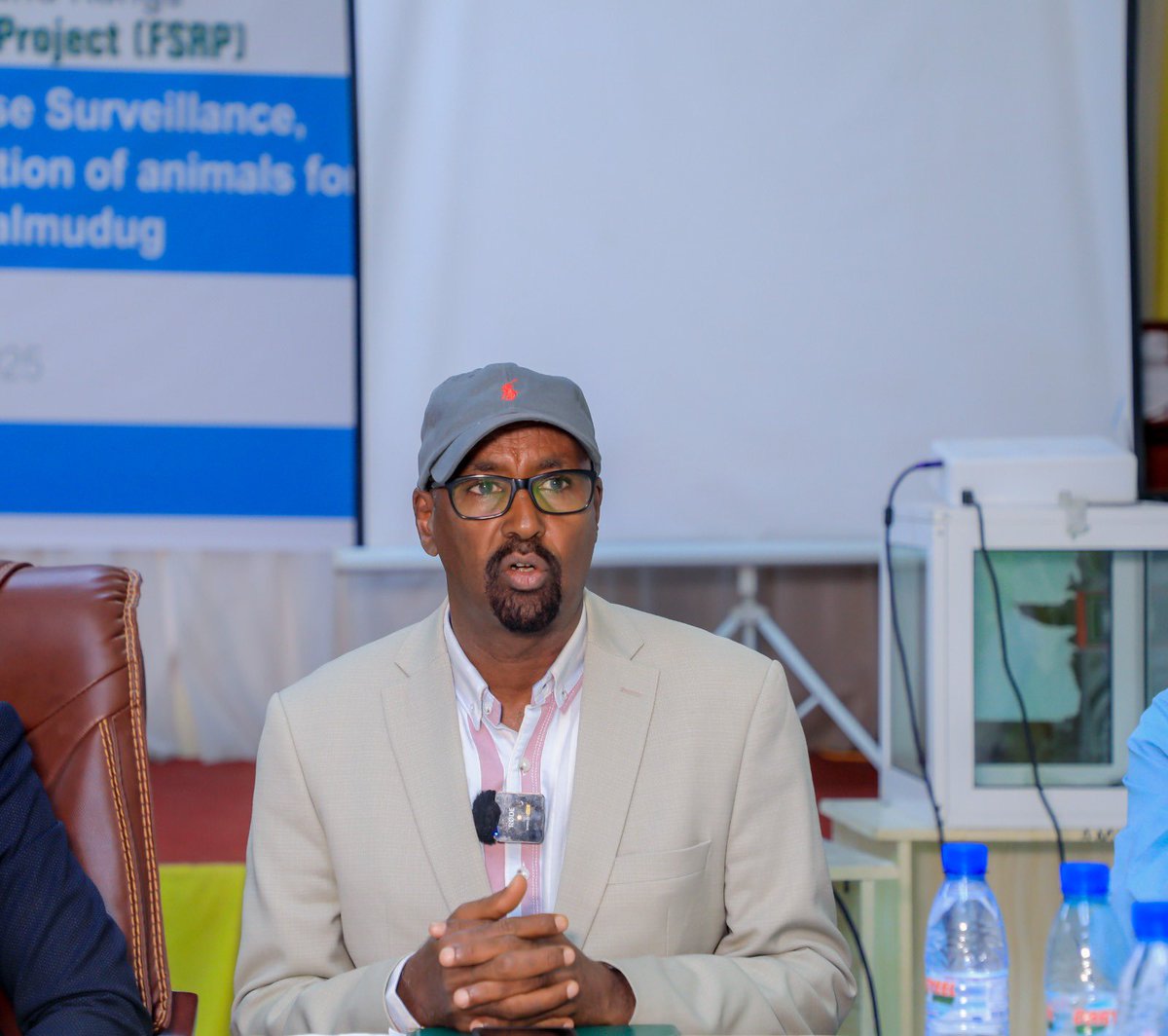 abdulahrob's tweet photo. Wasiir kuxigeenka Wasaraadda Xanaanada Xoolaha, Dhirta Galmudug Shariif Barre iyo Agaasimaha guud ee wasaraadda Dr. Saleebaan Maxamed Salaax ayaa magaalada Dhuusamareeb tababar soconaya muddo shan maalin ah  uga furay shaqaalaha wasaaradda. #ILASOCO https://t.co/H6H3IQ1q8g