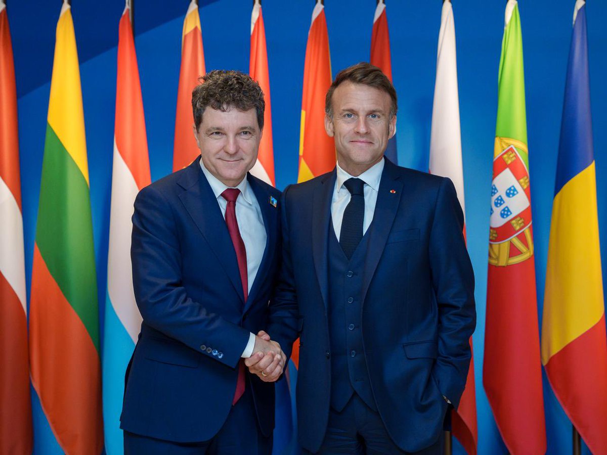 Nicușor Dan (@nicusordanro) on Twitter photo Heureux d’avoir rencontré le Président <a href="/EmmanuelMacron/">Emmanuel Macron</a> au Sommet de l’OTAN.
France a une contribution inestimable à la sécurité
de la Roumanie. Je reste déterminé à travailler ensemble en tant que
partenaires européens et alliés proches. Heureux d’avoir rencontré le Président <a href="/EmmanuelMacron/">Emmanuel Macron</a> au Sommet de l’OTAN.
France a une contribution inestimable à la sécurité
de la Roumanie. Je reste déterminé à travailler ensemble en tant que
partenaires européens et alliés proches.