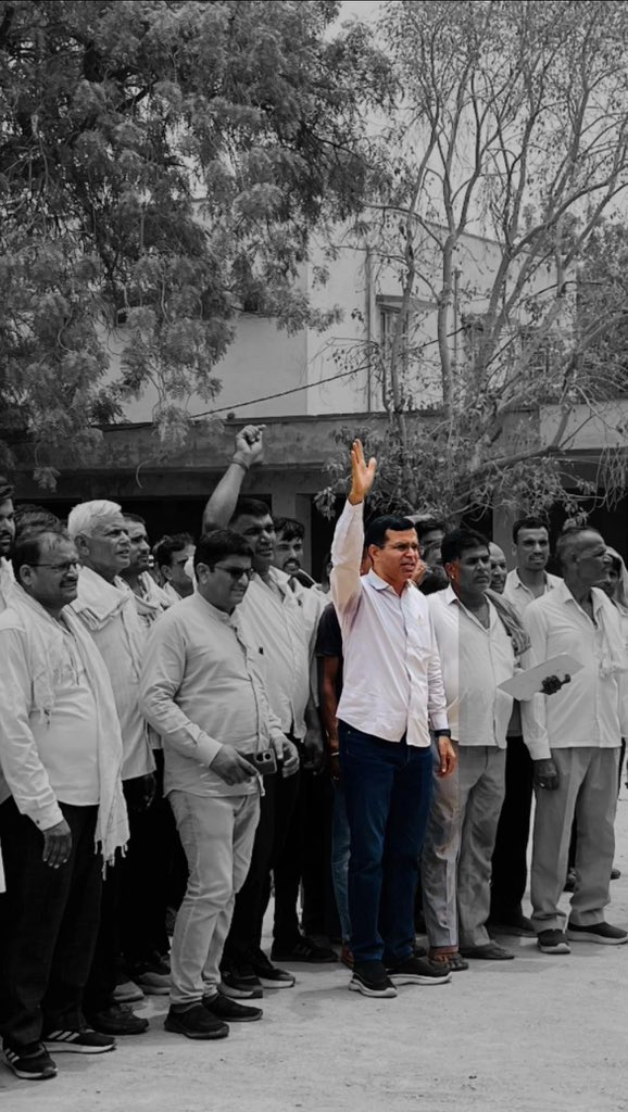बीकानेर जिले के विभिन्न गाँवों में बिजली की समस्या को लेकर आज बिजली विभाग के अधीक्षण अभियंता का घेराव करके अल्टीमेटम दिया कि निर्धारित समय सीमा में किसानों को राहत नहीं मिली तो इस कार्यालय का घेराव किया जाएगा। 
<a href="/GovindDotasra/">Govind Singh Dotasra</a> 
<a href="/INCRajasthan/">Rajasthan PCC</a>
