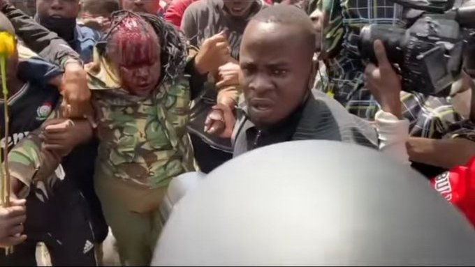 Huyu amejingongesha kwa ukuta