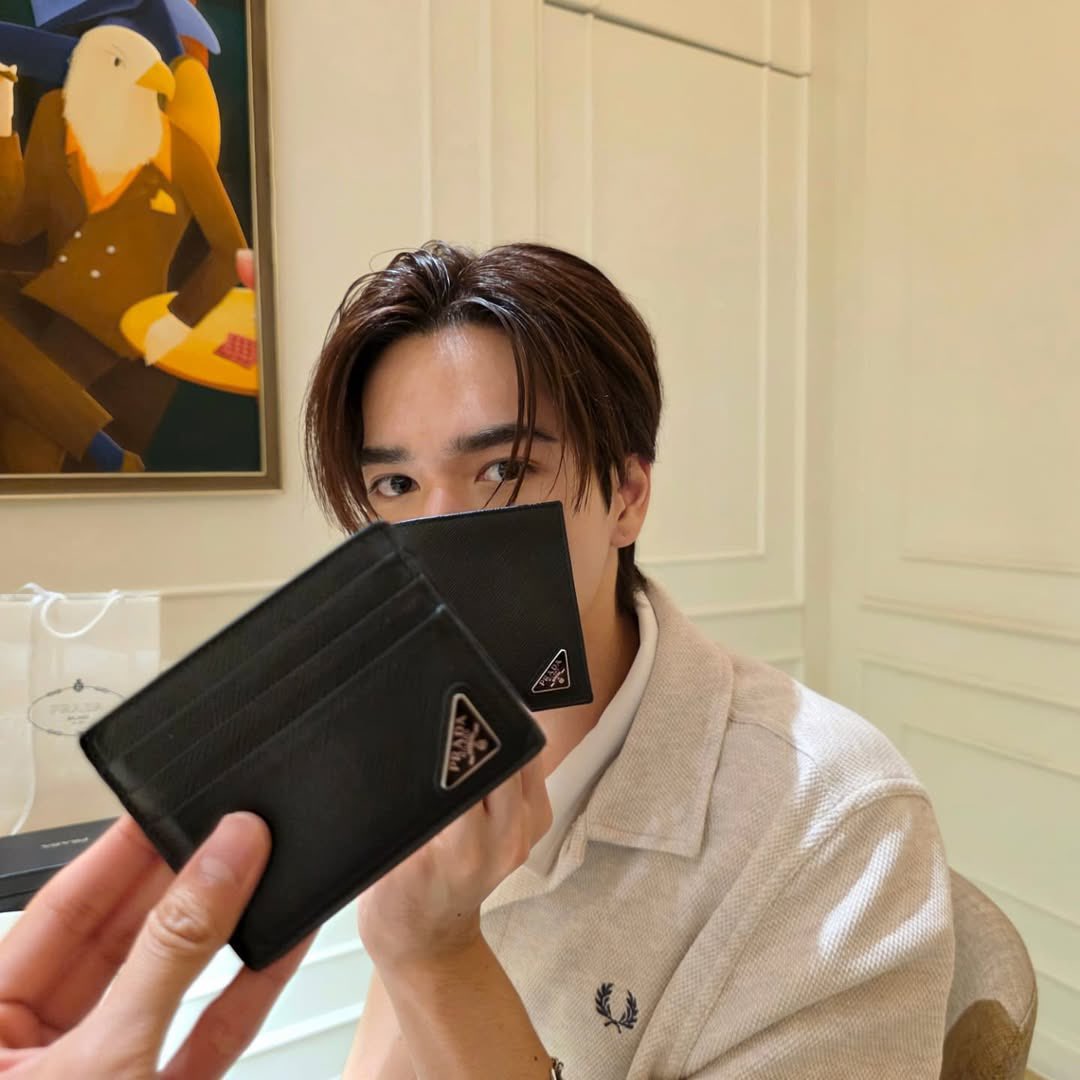 เป๋าตังค์คู่ในวันพิเศษ
พี่จู ให้น้องม้าค
พี่เฟิ้ด ให้น้องข้าวตัง

 ลักษณะแฟนสุดๆ

ﾟ⋆☼ #JuniorMark #จูเนียร์มาร์ค ⋆｡☾ 
｡☁︎#Firstkpp #myktnw ｡☁︎
