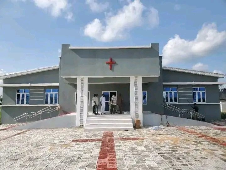 ebis_okpeke's tweet photo. Bayelsa State Governor , Sen. Douye Diri has commissioned a 30-bed space well furnished Health Center at Tein-Biseni Clan , built by the Yenagoa LGA Chairman Hon Bulodisiye Ndewari.

This attest further to the fact that Gov Diri's Administration  doesn't interfere with LGA funds. https://t.co/vEROe6wL0y