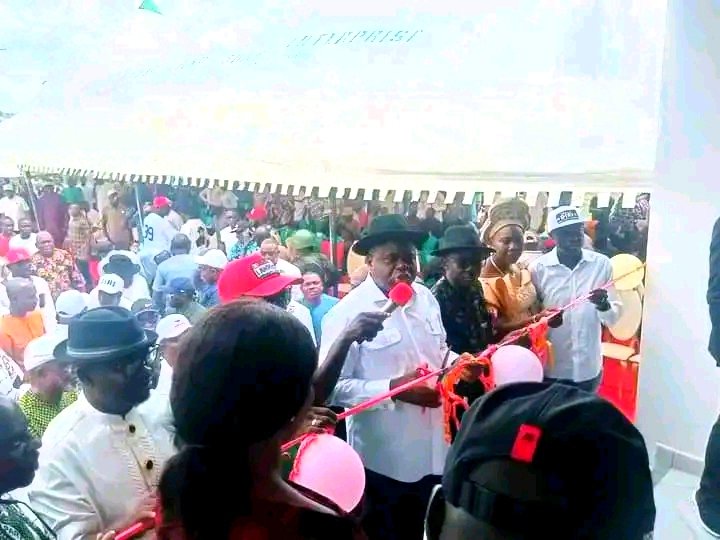 ebis_okpeke's tweet photo. Bayelsa State Governor , Sen. Douye Diri has commissioned a 30-bed space well furnished Health Center at Tein-Biseni Clan , built by the Yenagoa LGA Chairman Hon Bulodisiye Ndewari.

This attest further to the fact that Gov Diri's Administration  doesn't interfere with LGA funds. https://t.co/vEROe6wL0y