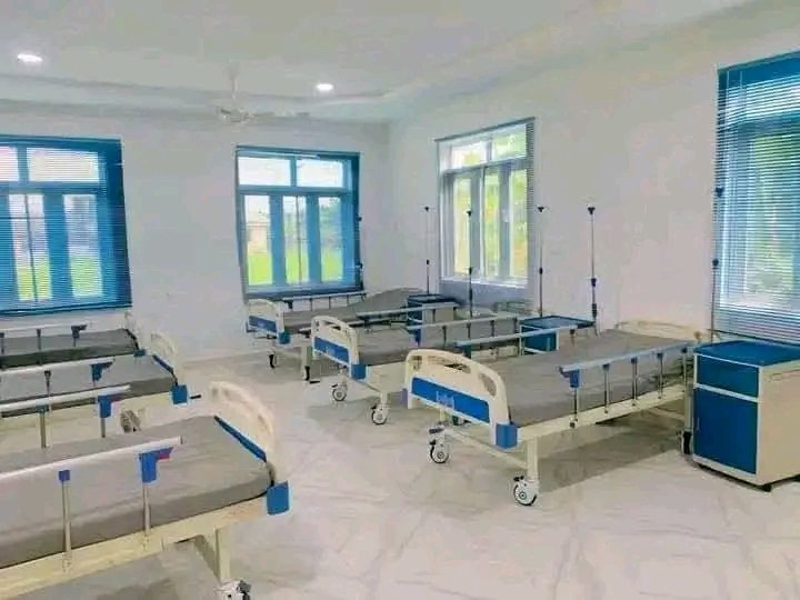 ebis_okpeke's tweet photo. Bayelsa State Governor , Sen. Douye Diri has commissioned a 30-bed space well furnished Health Center at Tein-Biseni Clan , built by the Yenagoa LGA Chairman Hon Bulodisiye Ndewari.

This attest further to the fact that Gov Diri's Administration  doesn't interfere with LGA funds. https://t.co/vEROe6wL0y