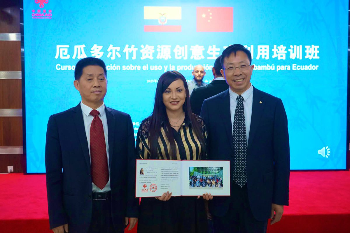 INBAR LAC (@inbarlac) on Twitter photo 🇪🇨🇨🇳Concluyó con éxito el Curso de Formación sobre Bambú en China financiado por <a href="/MOFCOM_China/">中华人民共和国商务部MOFCOM</a> <a href="/EmbajadaChinaEc/">Embajada de la República Popular China en Ecuador</a>,donde 29 🇪🇨del sector público, privado y academia aprendieron sobre la producción y uso del🎋en manos de especialistas🇨🇳
<a href="/EmbajadaEcuChi/">Embajada del Ecuador en China 🇨🇳🇪🇨</a>
<a href="/AgriculturaEc/">Agricultura y Ganadería Ecuador 🇪🇨</a>
<a href="/Ambiente_Ec/">Min. de Ambiente, Agua y Transición Ecológica</a> 🇪🇨🇨🇳Concluyó con éxito el Curso de Formación sobre Bambú en China financiado por <a href="/MOFCOM_China/">中华人民共和国商务部MOFCOM</a> <a href="/EmbajadaChinaEc/">Embajada de la República Popular China en Ecuador</a>,donde 29 🇪🇨del sector público, privado y academia aprendieron sobre la producción y uso del🎋en manos de especialistas🇨🇳
<a href="/EmbajadaEcuChi/">Embajada del Ecuador en China 🇨🇳🇪🇨</a>
<a href="/AgriculturaEc/">Agricultura y Ganadería Ecuador 🇪🇨</a>
<a href="/Ambiente_Ec/">Min. de Ambiente, Agua y Transición Ecológica</a>
