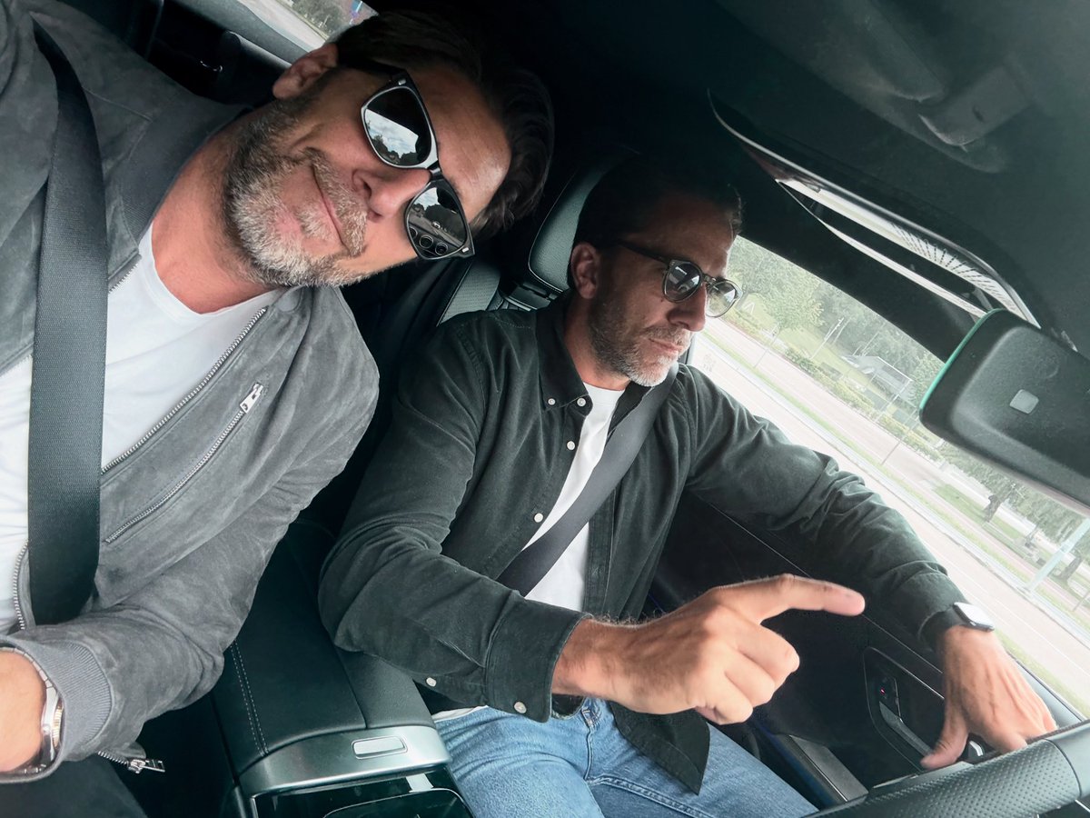 The band is back together 🙏🏼 🇸🇪
#twinning