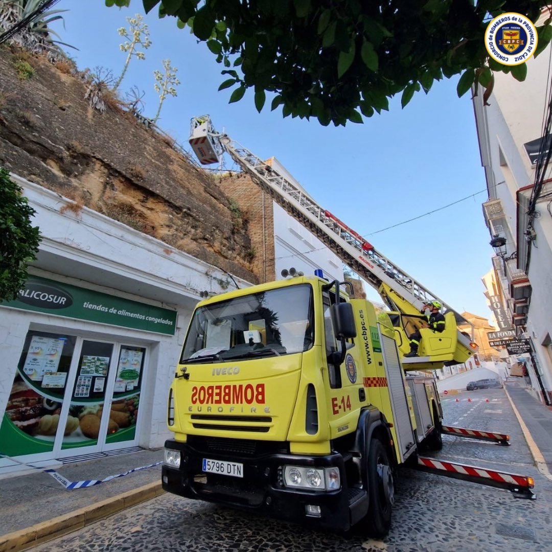 BomberosCbpc's tweet photo. 🗓️24/06/25 ⏰19.30h
Salida de parques #Arcos y #ElPuerto por desprendimiento de piedras y pitacos junto a C/Corredera de Arcos
Hacemos uso de la #autoescala para acceder a la zona afectada y sanearla
Sin daños personales
2🚒 R-25 y E-14
4🧑🏼🚒
🤝#PolicíaLocal
#CBPC https://t.co/G0sVJb9CtM