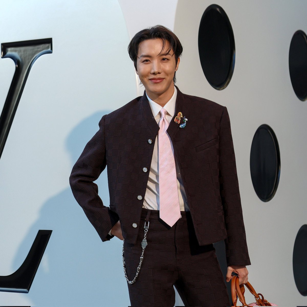 #jhopexLouisVuitton 
#jhopexLVMenSS26
#jhopeAtLouisVuittonFashionShow
#GlobalIconJHOPE
#WorldwideFashionJHOPE
STYLE LEGEND J-HOPE
GLOBAL FACE OF FASHION J-HOPE