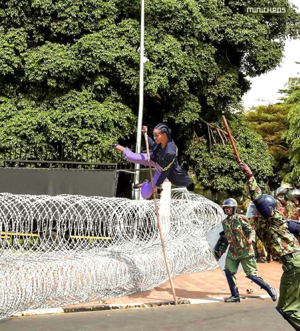 Bernardkwiri's tweet photo. This is how Kenyan girls are challenging Police. #KenyaProtest https://t.co/3pn9JrhuW6