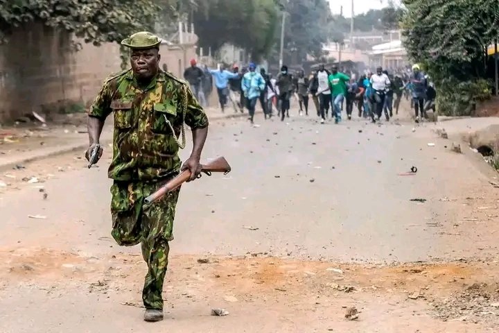 Bernardkwiri's tweet photo. This is how Kenyan girls are challenging Police. #KenyaProtest https://t.co/3pn9JrhuW6