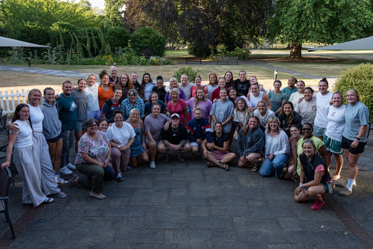 Great to welcome some of our former #RedRoses into camp for a barbecue 🌹