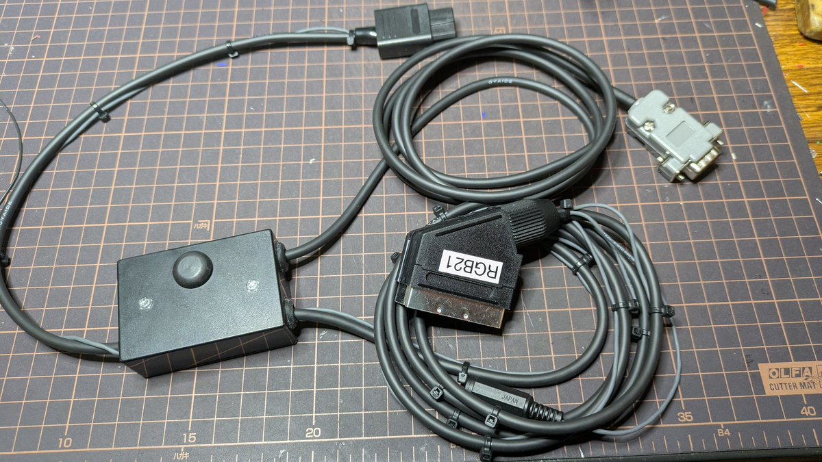 wind_of_klonoa's tweet photo. 玄人向けスーファミ用RGBケーブルの試作が出来た、製品名はまだ未定。
仕様としては、同期信号をC-SYNC、コンポジット、Y信号をDIPSWで切替、21ピンRGB+15kHz入力可能なD-sub15ピンに同時に出力が出来ます。
意外とスーファミは2分配しても行けますね、RGB21とSCARTの組み合わせでも良さそうです。 https://t.co/7Gk7HE7T15
