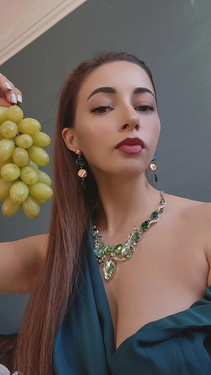 elle_mira_d's tweet photo. What is your favorite fruit?❤️💞
#grape #pomade #summer #tasty #onlyfans #dress #earrings #model #mood #beautifull https://t.co/BjaGTDczbK