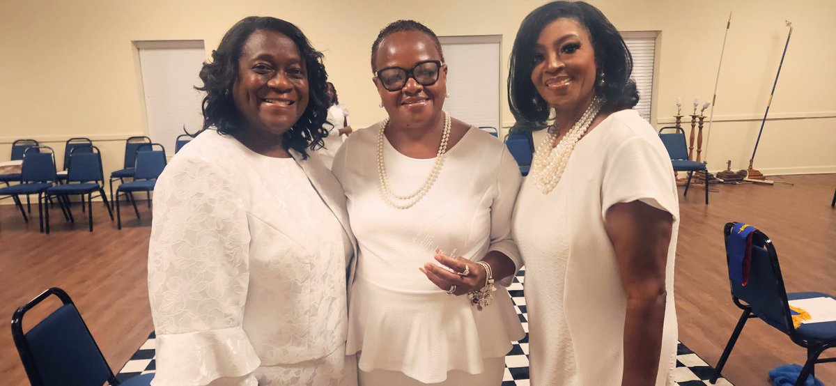 ksb1908's tweet photo. Me with two of my fave #OES sisters. I’m extra grateful for sisterhood, smiles, and sweet moments. 😊 #SiStars https://t.co/C1M5EESJ0n