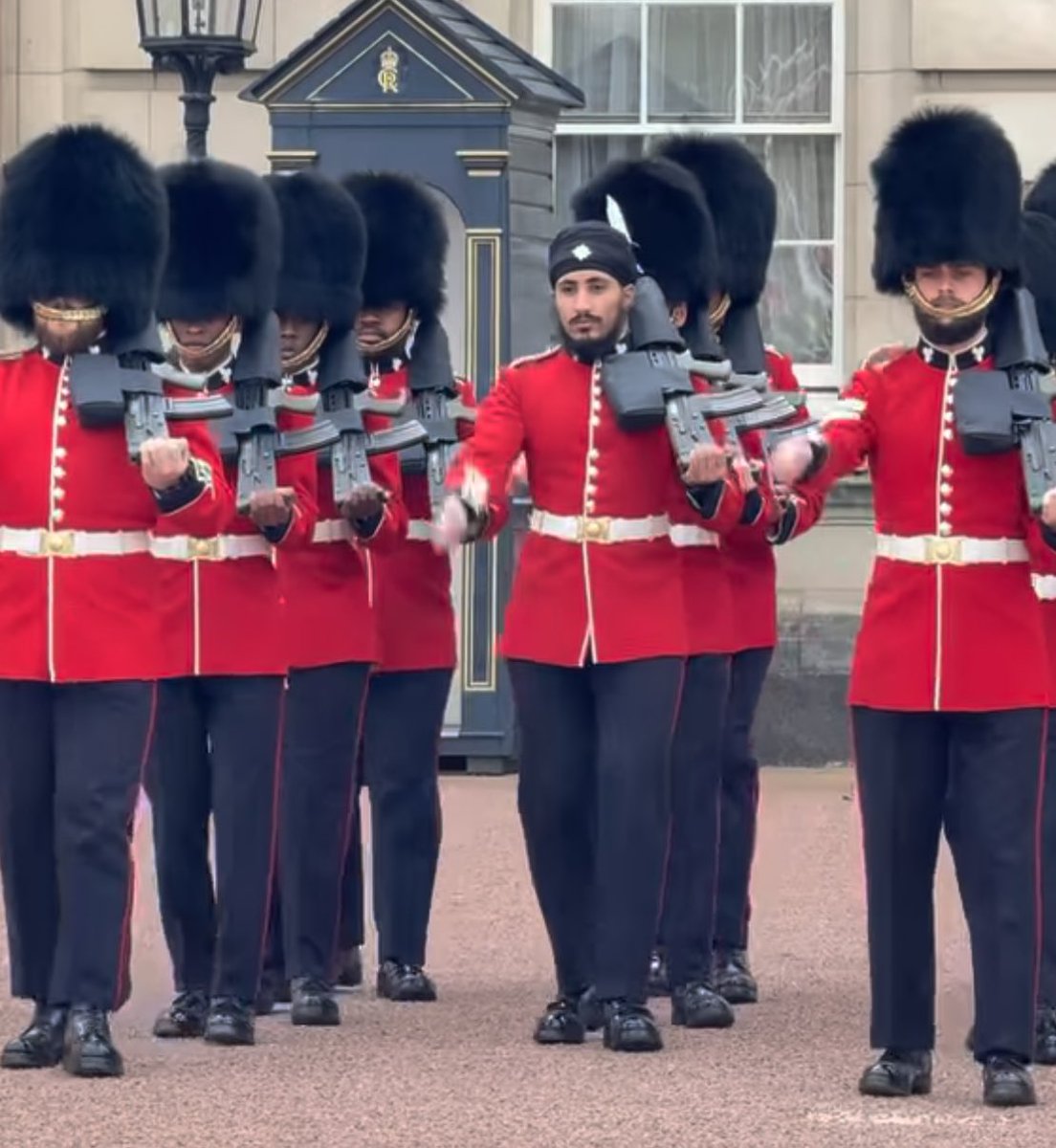 melchieser's tweet photo. Surely they can adjust or make a bearskin that can fit over the turban… otherwise they should just use the larger Victorian era turbans to match the size and grandeur of the bearskins. https://t.co/LIGNR0BLXF