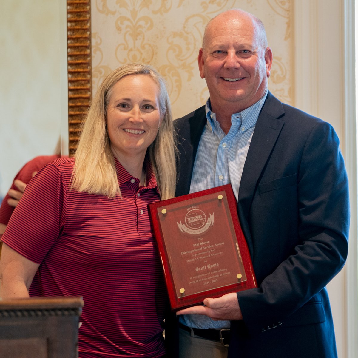 MSHSAAOrg's tweet image. MSHSAA proudly presented Scott Hovis with the Mal Mayse Distinguished Service Award at the Missouri Golf Association Hall of Fame dinner on June 23.
A lifelong advocate for youth sports and golf, Hovis has shaped interscholastic athletics across Missouri for over 20 years.
More…