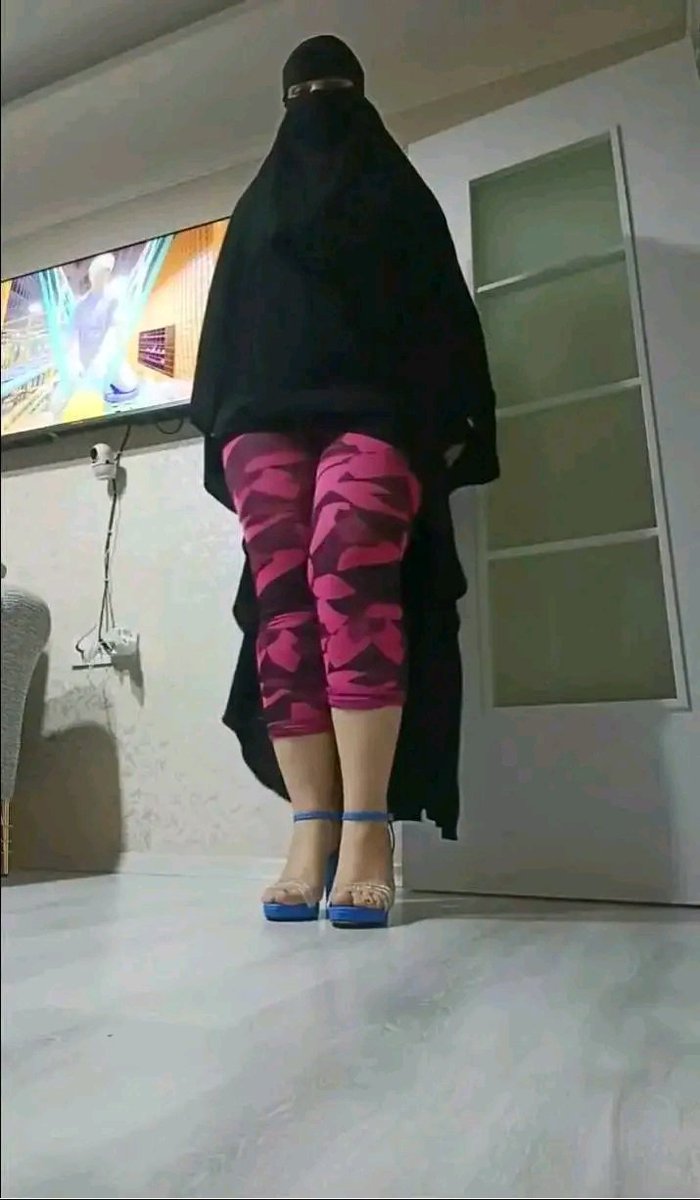 كُلُّ شيءٍ فيني يصنعُ الحُبّ❤️❤️
رقيقةٌ كفراشةٍ ورديّة🌹
ناعمةٌ كقطرةِ ندىً ربيعيّة💋
ذاتُ ملامحَ برّاقة💐
كأنّب خرجتْ من لوحةٍ مطرَّزةٍ بالدهشة❤️❤️❤️❤️❤️❤️