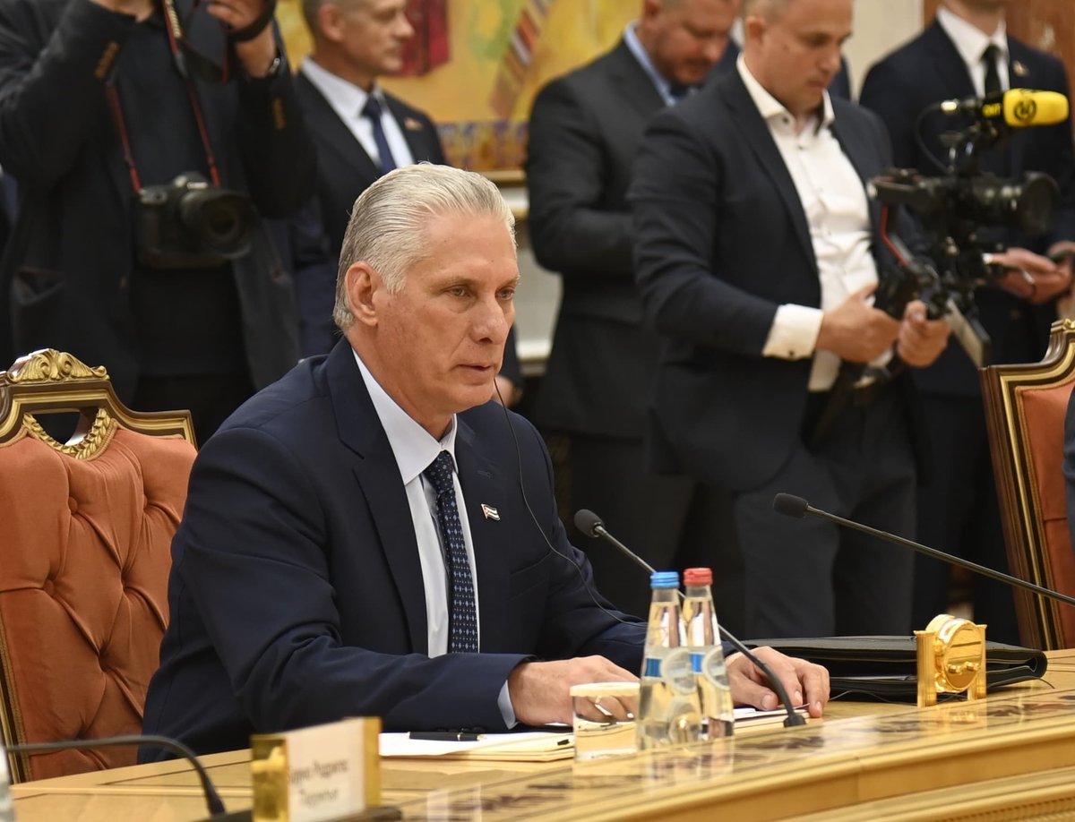 🇨🇺|El presidente Miguel Díaz-Canel Bermúdez fue recibido en Bielorrusia, por Aleksandr Lukashenko*, quien le dio la bienvenida con un fuerte abrazo, antes de que se escucharan los himnos nacionales de ambos. #CubaNoEstaSola