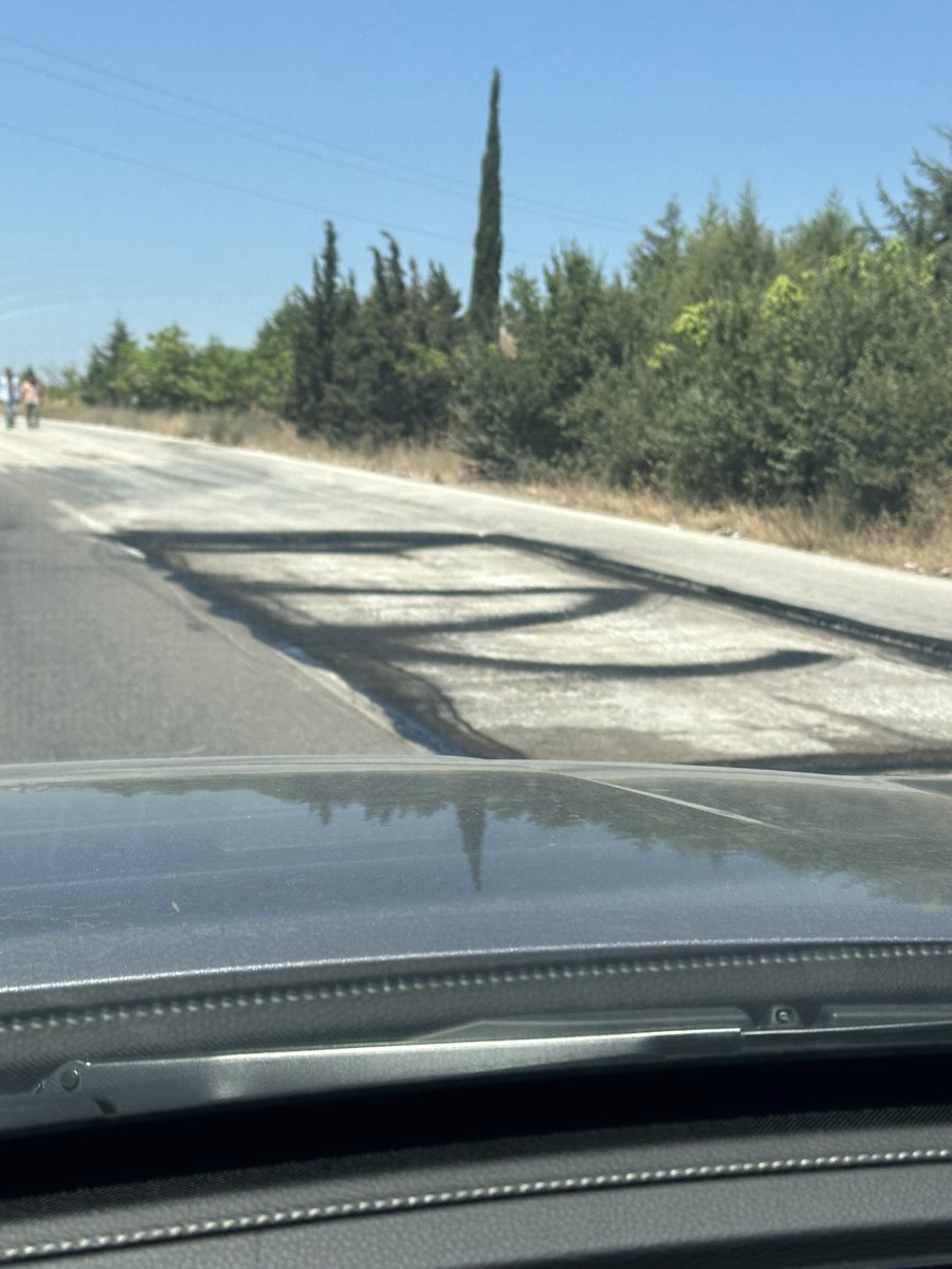 NDnmz's tweet photo. Bursa İzmir yolu bu yol çalışmasını gece yapsanız nasıl olur? Otobana yönlendirme var etik değil gibi https://t.co/1kJOK5jC5J