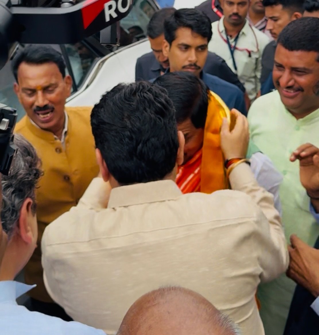 GoluShuklaInd's tweet photo. माननीय मुख्यमंत्री श्री @DrMohanYadav51 जी का इंदौर विमानतल पर आत्मीय स्वागत किया।
@CMMadhyaPradesh @JansamparkMP
#indore #MadhyaPradesh #indore3 https://t.co/LrlwPQdzDC