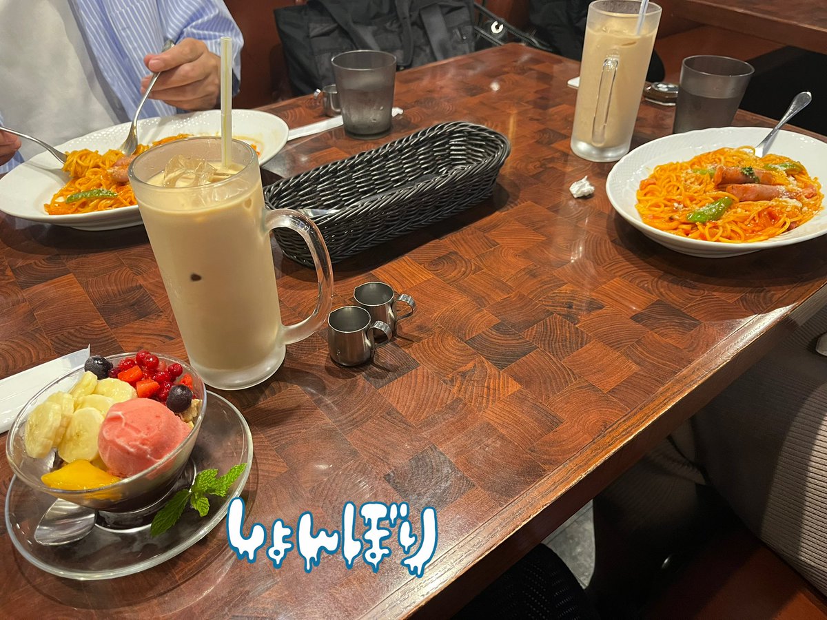 ボスにリサさんとお茶に連れてってもらったのに直前にカオマンガイ食べてこのザマ。今更腹減ってる