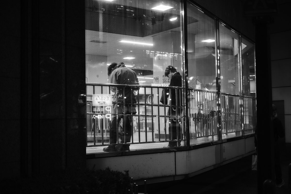 zauber2011's tweet photo. Isolated Together
#StreetPhotography #UrbanIsolation #TokyoNights #MonochromeMood #WindowView #CityMelancholy #SolitudeInCrowds #DocumentaryStyle #毎スナ #モノクローム散歩 https://t.co/lWYnUVbAvi