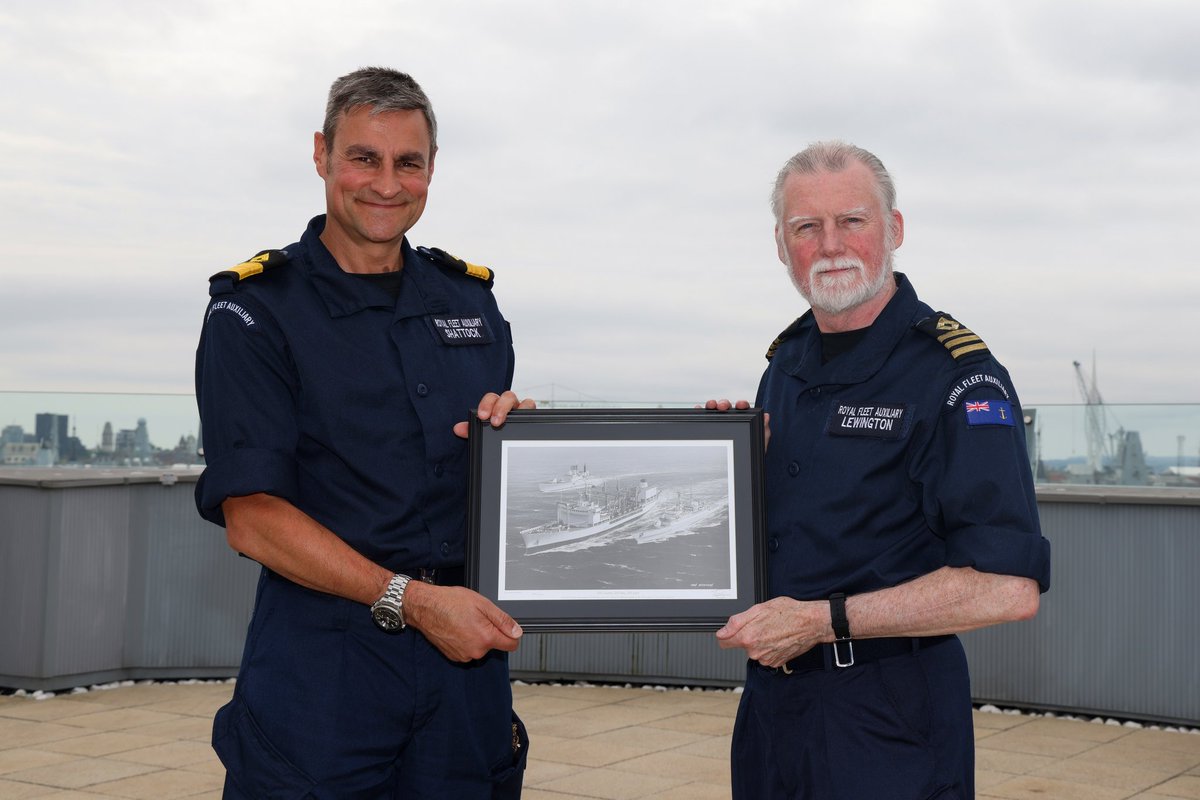 RFAHeadquarters's tweet image. With 44 years under his belt, Chief Officer (X) Peter Lewington is finally going to be wearing civvies forever... He is pictured with the RFA Head of Service, Cdre Sam Shattock receiving retirement presents and other gifts.
Fair winds and following seas π π
@RFAHeadquarters