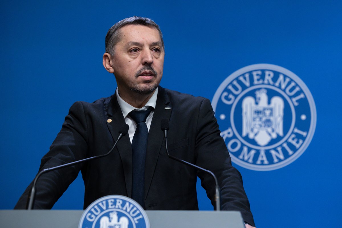 RRInternational's tweet photo. Ministrul Educaţiei şi Cercetării, Daniel David, a declarat miercuri că  programul de guvernare este unul de criză şi nu de austeritate, el  precizând că în #Cercetare nu se vor disponibiliza oameni şi nu vor fi modificate salarii. (1/2) https://t.co/sqk8Zw1sRk
