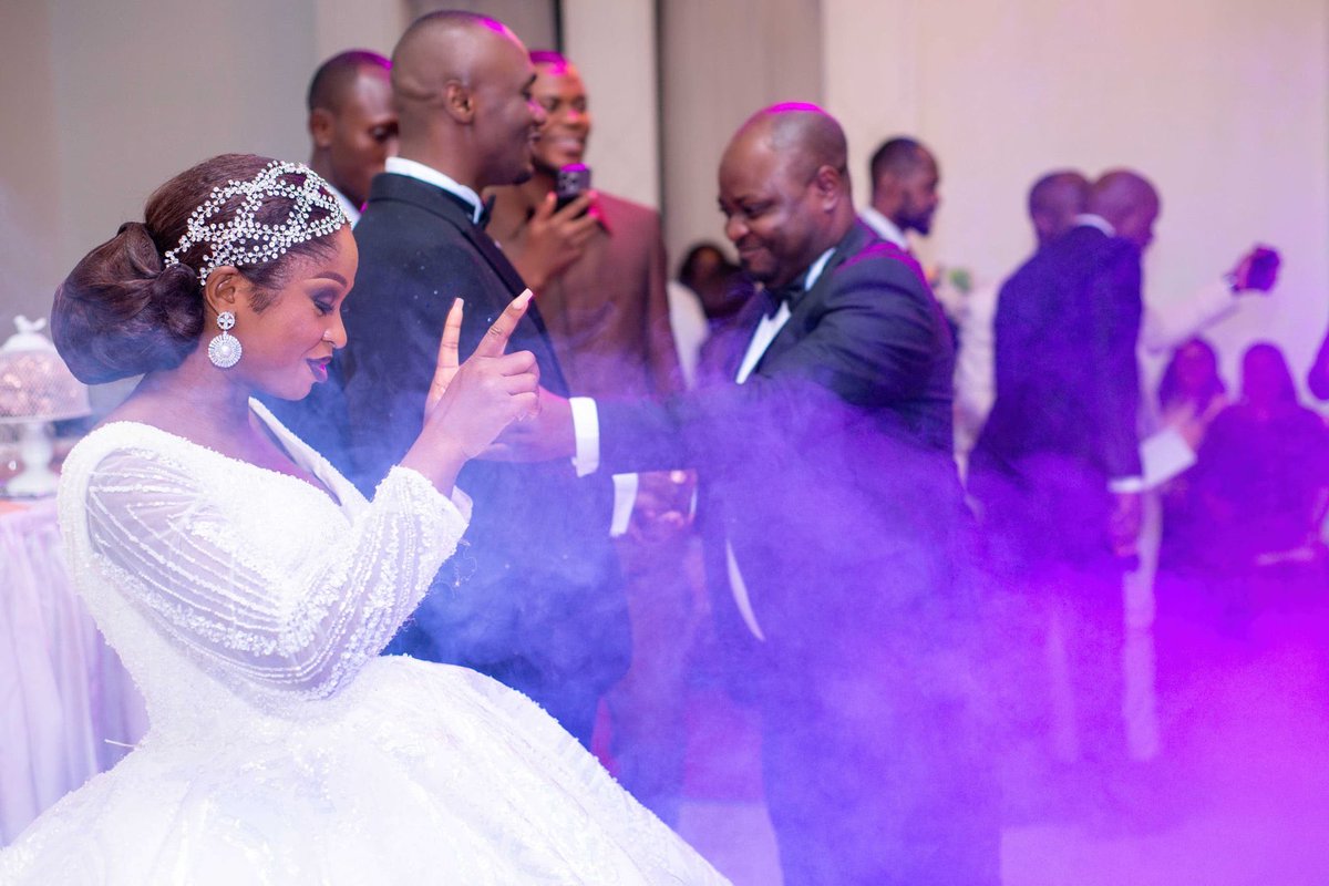 Toutes mes félicitations cher <a href="/RemyBongungu/">Rémy Bongungu</a>. 

Mon souhait est que votre vie de couple soit remplie de rires, de complicité et de tendresse. Que chaque jour tout au long de votre pérégrination soit un nouveau chapitre de votre conte des fées. 

Bienvenue au club.