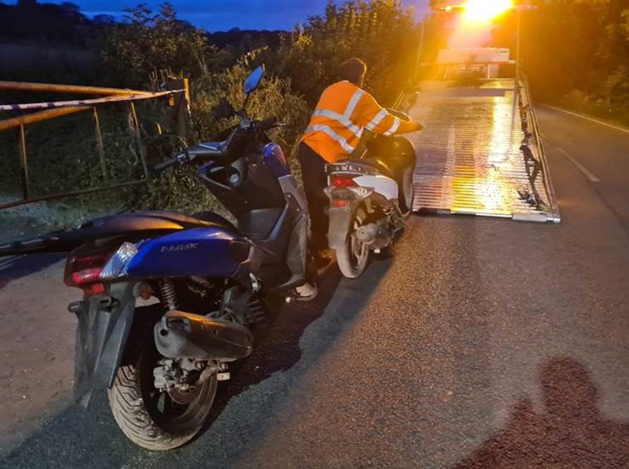 MPS_WWHCH's tweet photo. 🚨Hayes and West Wickham SNT 🚨
Whilst on patrol officers discovered two stolen motorbikes abandoned off road. Both were seized and are on their way back to their rightful owners! https://t.co/ESW70GsHGC