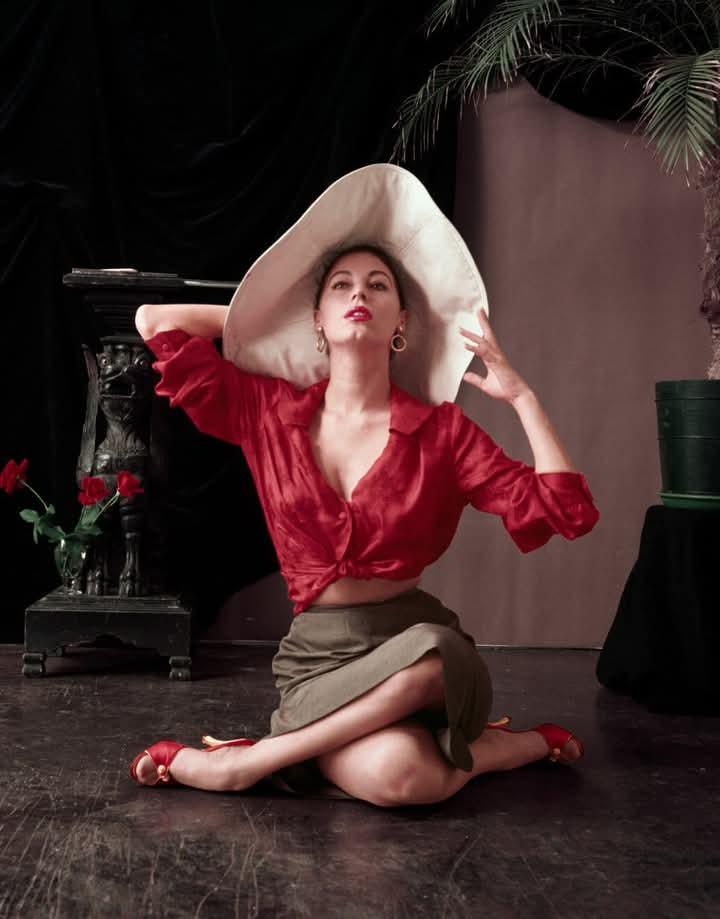 Ava Gardner photographed for the Look magazine, 1954.

(📸- Milton Greene)