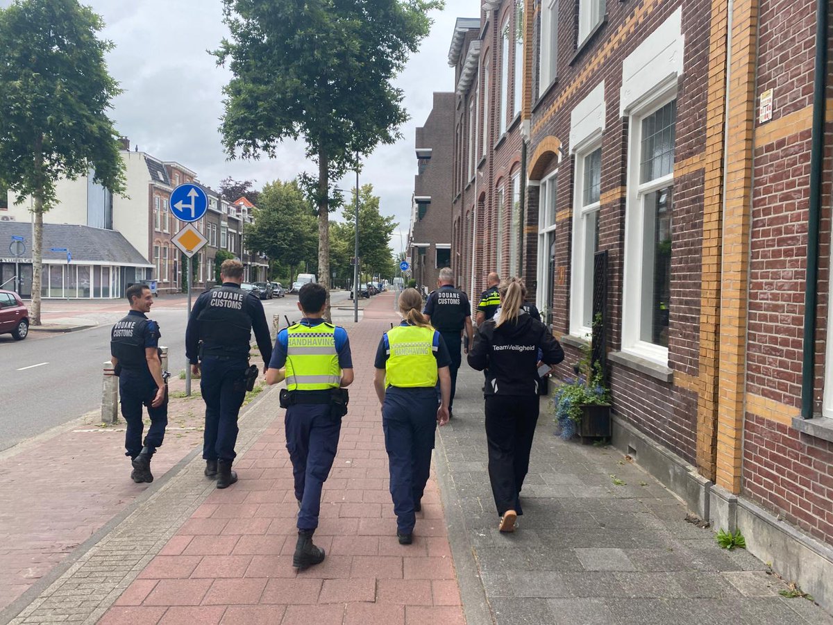 Tijdens een integrale controle in Bergen op Zoom is dinsdag 24 juni een aanzienlijke hoeveelheid illegale handelswaar aangetroffen. In totaal zijn 3.300 vapes en 1.100 nicotinezakjes in beslag genomen. Lees verder: bergenopzoom.nl/nieuws